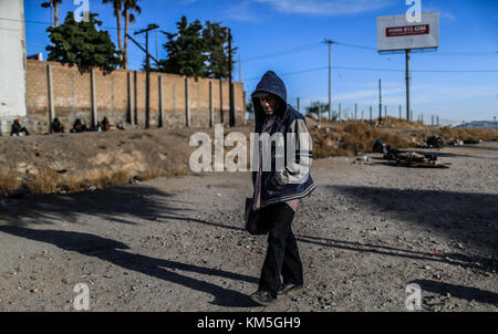 Il numero di persone intrappolate tra migrazione, indigenza, emarginazione, povertà e droga aumenta, trascorrono giorni e notti vivendo nella strada accanto alle piste e la stazione ferroviaria messicana situata tra i quartieri di San Luis e Las Amapolas. L'uscita nord di Hermosillo, sonora, Messico. Molti viaggiano verso nord alla ricerca del sogno americano, altri vanno e ritornano da comunità di confine come Nogales, Agua Prieta, Sásabe e altare per lavorare con i cartelli della droga che attraversano cocaina e pacchetti di marijuana attraverso il deserto di Dugla, Tucson, Calexico e Maricopa in qualche parte negli Stati Uniti Foto Stock