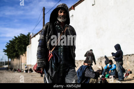 Il numero di persone intrappolate tra migrazione, indigenza, emarginazione, povertà e droga aumenta, trascorrono giorni e notti vivendo nella strada accanto alle piste e la stazione ferroviaria messicana situata tra i quartieri di San Luis e Las Amapolas. L'uscita nord di Hermosillo, sonora, Messico. Molti viaggiano verso nord alla ricerca del sogno americano, altri vanno e ritornano da comunità di confine come Nogales, Agua Prieta, Sásabe e altare per lavorare con i cartelli della droga che attraversano cocaina e pacchetti di marijuana attraverso il deserto di Dugla, Tucson, Calexico e Maricopa in qualche parte negli Stati Uniti Foto Stock