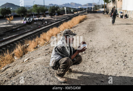 Il numero di persone intrappolate tra migrazione, indigenza, emarginazione, povertà e droga aumenta, trascorrono giorni e notti vivendo nella strada accanto alle piste e la stazione ferroviaria messicana situata tra i quartieri di San Luis e Las Amapolas. L'uscita nord di Hermosillo, sonora, Messico. Molti viaggiano verso nord alla ricerca del sogno americano, altri vanno e ritornano da comunità di confine come Nogales, Agua Prieta, Sásabe e altare per lavorare con i cartelli della droga che attraversano cocaina e pacchetti di marijuana attraverso il deserto di Dugla, Tucson, Calexico e Maricopa in qualche parte negli Stati Uniti Foto Stock