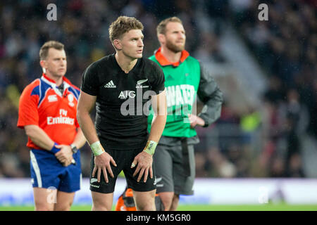 Londra, Regno Unito. 4 novembre 2017. Beauden Barrett della nuova Zelanda (All Blacks, 10) si concentra su un calcio durante la partita di rugby della Killik Cup tra Barbarians FC e nuova Zelanda a Londra, Regno Unito, 4 novembre 2017. L'arbitro Nigel Owens del Galles (L) e il capitano degli All Blacks Kieran Read guardano sullo sfondo. Credito: Jürgen Keßler/dpa/Alamy Live News Foto Stock