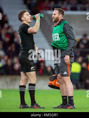 Londra, Regno Unito. 4 novembre 2017. Beauden Barrett (L, All Blacks, 10) della nuova Zelanda riceve suggerimenti dal capitano Kieran Read durante la partita di rugby della Killik Cup tra Barbarians FC e nuova Zelanda a Londra, Regno Unito, 4 novembre 2017. Credito: Jürgen Keßler/dpa/Alamy Live News Foto Stock