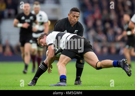 Londra, Regno Unito. 4 novembre 2017. Waisake Naholo (All Blacks, 14) della nuova Zelanda bloccando la strada di George Bridge (Barbarians, 15) e facendolo cadere durante la partita di rugby della Killik Cup tra Barbarians FC e nuova Zelanda a Londra, Regno Unito, 4 novembre 2017. Credito: Jürgen Keßler/dpa/Alamy Live News Foto Stock