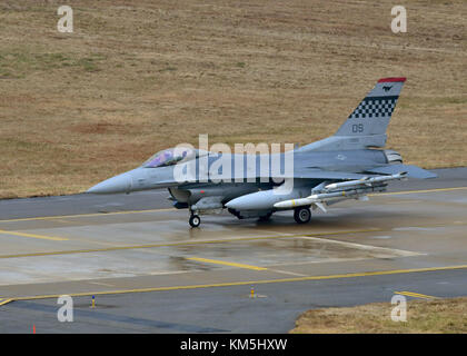 Gunsan, corea del sud. 3 dicembre, 2017. Un US Air Force F-16 Fighting Falcon aeromobili, assegnato alla 36th Fighter Squadron, taxi verso il basso una pista durante l'esercizio vigili asso a osan air base dicembre 3, 2017 in pyeongtaek, corea del sud. centinaia di aeromobili da parte degli Stati Uniti e della Corea del Sud sta prendendo parte al massiccio esercizio dell'aria. Credito: planetpix/alamy live news Foto Stock