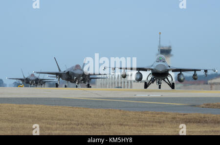Gunsan, corea del sud. 3 dicembre, 2017. Un US Air Force F-16 Fighting Falcon aeromobili e quattro f-35un fulmine ii stealth fighters taxi per il decollo durante l'esercizio vigili asso a kunsan air base dicembre 3, 2017 in gunsan , corea del sud. centinaia di aeromobili da parte degli Stati Uniti e della Corea del Sud sta prendendo parte al massiccio esercizio dell'aria. Credito: planetpix/alamy live news Foto Stock