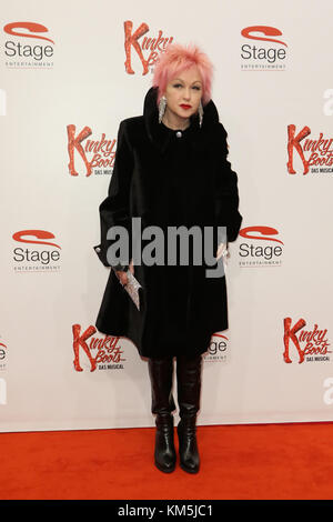 Amburgo, Germania. 03 Dic, 2017. Cindy Lauper frequentando il "Kinky Boots' Premiere detenute nella fase Operettenhaus, Amburgo, Germania, 03.12.2017. Credito: T. marca/Alamy Live News Foto Stock