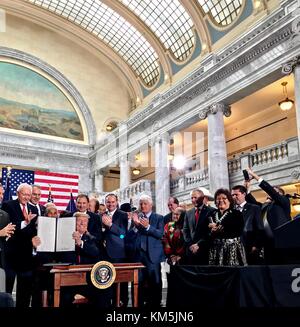 Salt Lake City, Utah. 4 dicembre 2017. Il presidente degli Stati Uniti Donald Trump sorride dopo aver firmato un proclama massicciamente Reducing the Bears Ears and Grand Staircase Escalante National Monuments durante una cerimonia al Campidoglio dello Utah il 4 dicembre 2017 a Salt Lake City, Utah. Le aree naturali protette saranno ora aperte agli allevatori e alle esplorazioni petrolifere. Crediti: Planetpix/Alamy Live News Foto Stock