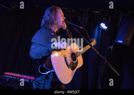 Brighton, Regno Unito. 4° dic, 2017. Lewis Capaldi effettuando in corrispondenza di - Komedia Brighton, Inghilterra. Credito: Jason Richardson/Alamy Live News Foto Stock