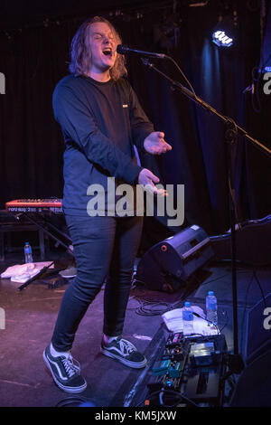 Brighton, Regno Unito. 4° dic, 2017. Lewis Capaldi effettuando in corrispondenza di - Komedia Brighton, Inghilterra. Credito: Jason Richardson/Alamy Live News Foto Stock