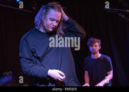 Brighton, Regno Unito. 4° dic, 2017. Lewis Capaldi effettuando in corrispondenza di - Komedia Brighton, Inghilterra. Credito: Jason Richardson/Alamy Live News Foto Stock