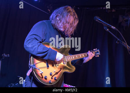 Brighton, Regno Unito. 4° dic, 2017. Lewis Capaldi effettuando in corrispondenza di - Komedia Brighton, Inghilterra. Credito: Jason Richardson/Alamy Live News Foto Stock