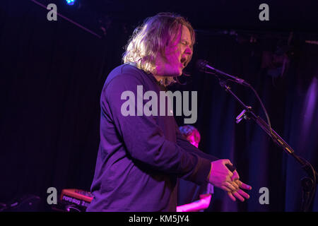 Brighton, Regno Unito. 4° dic, 2017. Lewis Capaldi effettuando in corrispondenza di - Komedia Brighton, Inghilterra. Credito: Jason Richardson/Alamy Live News Foto Stock