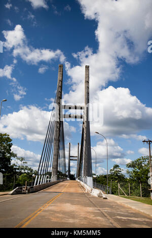 Immagine dell'unico e unico ponte di confine tra il Sud America e l'Unione europea, che è stato finalmente inaugurato a marzo dopo anni di faide riguardanti questioni doganali e relative ai visti, presa il 20 novembre 2017. Il ponte collega l'Oiapoque brasiliana con Saint-Georges nella Guyana francese. Il traffico attraverso il bridger rimane tuttavia limitato e la maggior parte delle persone attraversa ancora il fiume in barca. Foto: Autunno Sonnichsen./dpa Foto Stock