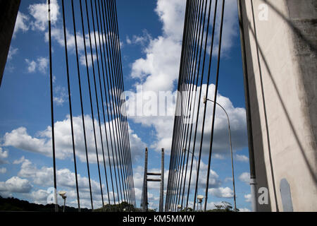 Immagine dell'unico e unico ponte di confine tra il Sud America e l'Unione europea, che è stato finalmente inaugurato a marzo dopo anni di faide riguardanti questioni doganali e relative ai visti, presa il 20 novembre 2017. Il ponte collega l'Oiapoque brasiliana con Saint-Georges nella Guyana francese. Il traffico attraverso il bridger rimane tuttavia limitato e la maggior parte delle persone attraversa ancora il fiume in barca. Foto: Autunno Sonnichsen./dpa Foto Stock