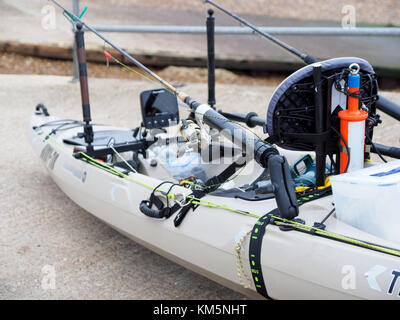 Sheerness, Kent, Regno Unito. 5 Dic, 2017. Regno Unito Meteo: un nuvoloso con calma la mattina in Sheerness. Un uomo prepara il suo hi-tech kayak di mare pronto per una giornata di pesca - lo schermo è sia un fish finder e per la navigazione. Credito: James Bell/Alamy Live News Foto Stock