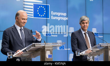 Brussel, Belgio. 04 Dic, 2017. Bruxelles, Belgio, 4 Dicembre 2017: UE Affari economici e finanziari, la fiscalità e le dogane Commissario Pierre Moscovici (L) e il Ministro portoghese delle Finanze Mario Centeno (R) stanno parlando ai media dopo la nomina del nuovo Presidente del Gruppo euro. Credito: Andia/Alamy Live News Foto Stock