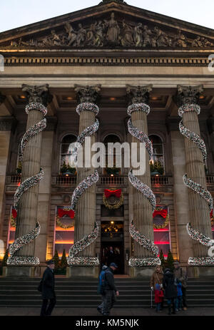 George Street, Edimburgo, Scozia, Regno Unito, 4 dicembre 2017. Edinburgh decorazioni natalizie presso l'imponente colonnato Greco colonne romane di Grand Victorian la cupola Ristorante e bar, progettato dall'architetto David Rhind Foto Stock