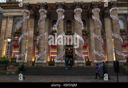 George Street, Edimburgo, Scozia, Regno Unito, 4 dicembre 2017. Edinburgh decorazioni natalizie presso l'imponente colonnato Greco colonne romane di Grand Victorian la cupola Ristorante e bar, progettato dall'architetto David Rhind Foto Stock