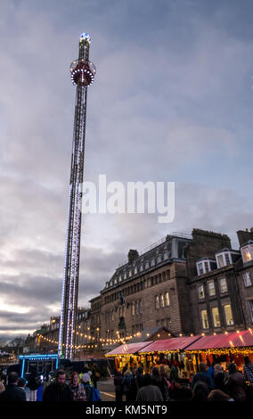 George Street, Edimburgo, Scozia, Regno Unito, 4 dicembre 2017. Edinburgh festività natalizia le bancarelle del mercato e della fiera ride la terrificante torre a caduta. Foto Stock