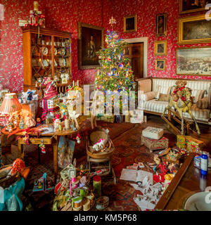 Castle Howard, UK. 5 dicembre, 2017. "Gli Angeli su alta' il display di Natale ispirato dal Castello Howards collezioni d'arte, architettura e interni, è la visione del produttore creativo Charlotte Lloyd Webber e designer teatrale Bretta Gerecke. Camera consente di impostare la visualizzazione tradizionale Natale scene dal passato. La mostra viene eseguito fino al 23 dicembre. Foto Fotografia Bailey-Cooper/Alamy Live News Foto Stock