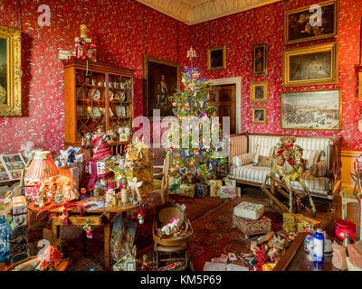 Castle Howard, UK. 5 dicembre, 2017. "Gli Angeli su alta' il display di Natale ispirato dal Castello Howards collezioni d'arte, architettura e interni, è la visione del produttore creativo Charlotte Lloyd Webber e designer teatrale Bretta Gerecke. Camera consente di impostare la visualizzazione tradizionale Natale scene dal passato. La mostra viene eseguito fino al 23 dicembre. Foto Fotografia Bailey-Cooper/Alamy Live News Foto Stock