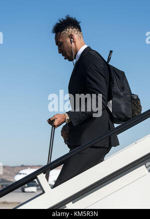 Madrid, Spagna. 5 dicembre 2017. Pierre-Emerick Aubameyang del Borussia Dortmund scende lungo la passerella dell'aeroporto di Madrid, Spagna, 5 dicembre 2017. Il Borussia Dortmund giocherà il Real Madrid nell'ultima partita della fase a gironi della Champions League il 6 dicembre. Crediti: Bernd Thissen/dpa/Alamy Live News Foto Stock