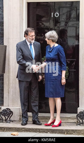 Londra, Regno Unito. 5 dicembre, 2017. Il primo ministro spagnolo Mariano Rajoy è accolto dal Primo ministro theresa maggio a Downing street attraverso l'entrata posteriore a causa di manifestanti catalano bloccando la parte anteriore di Downing street credit: Ian Davidson/alamy live news Foto Stock