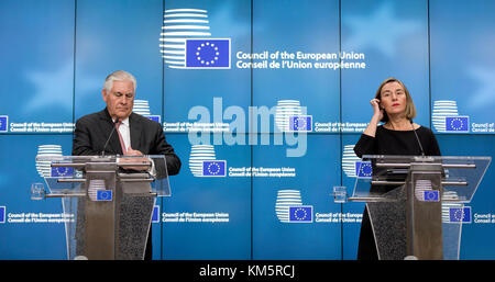 Brussel, Belgio. 05 Dic, 2017. Il Segretario di Stato americano Rex Tillerson (L) e l'Alto rappresentante dell'Unione per gli Affari Esteri e la politica di sicurezza / vicepresidente della Commissione Federica Mogherini (R) stanno parlando ai media durante una conferenza stampa congiunta al Consiglio europeo la costruzione di credito: Andia/Alamy Live News Foto Stock