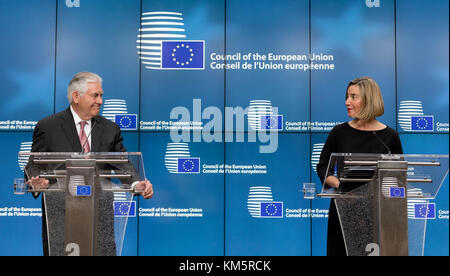 Brussel, Belgio. 05 Dic, 2017. Il Segretario di Stato americano Rex Tillerson (L) e l'Alto rappresentante dell'Unione per gli Affari Esteri e la politica di sicurezza / vicepresidente della Commissione Federica Mogherini (R) stanno parlando ai media durante una conferenza stampa congiunta al Consiglio europeo la costruzione di credito: Andia/Alamy Live News Foto Stock