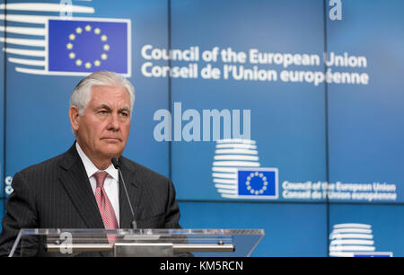 Brussel, Belgio. 05 Dic, 2017. Il Segretario di Stato americano Rex Tillerson e l'Alto rappresentante dell'Unione per gli Affari Esteri e la politica di sicurezza / vicepresidente della Commissione (invisibile) sta parlando ai media durante una conferenza stampa congiunta al Consiglio europeo la costruzione di credito: Andia/Alamy Live News Foto Stock