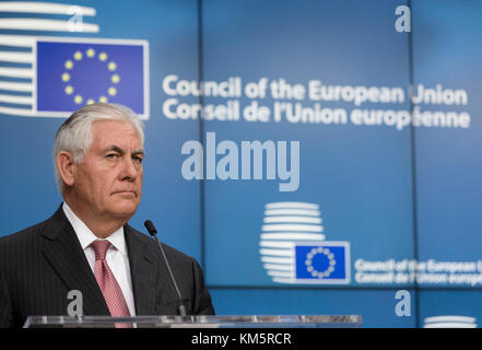 Brussel, Belgio. 05 Dic, 2017. Il Segretario di Stato americano Rex Tillerson e l'Alto rappresentante dell'Unione per gli Affari Esteri e la politica di sicurezza / vicepresidente della Commissione (invisibile) sta parlando ai media durante una conferenza stampa congiunta al Consiglio europeo la costruzione di credito: Andia/Alamy Live News Foto Stock