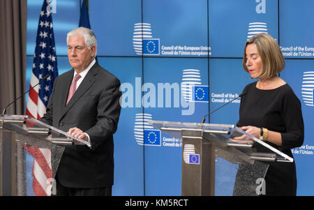 Brussel, Belgio. 05 Dic, 2017. Il Segretario di Stato americano Rex Tillerson (L) e l'Alto rappresentante dell'Unione per gli Affari Esteri e la politica di sicurezza / vicepresidente della Commissione Federica Mogherini (R) stanno parlando ai media durante una conferenza stampa congiunta al Consiglio europeo la costruzione di credito: Andia/Alamy Live News Foto Stock