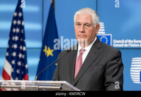 Brussel, Belgio. 05 Dic, 2017. Il Segretario di Stato americano Rex Tillerson e l'Alto rappresentante dell'Unione per gli Affari Esteri e la politica di sicurezza / vicepresidente della Commissione (invisibile) sta parlando ai media durante una conferenza stampa congiunta al Consiglio europeo la costruzione di credito: Andia/Alamy Live News Foto Stock