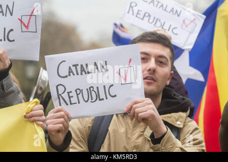 Londra, Regno Unito. 5 Dic, 2017. pro indipendenza catalana sostenitori dimostrato al di fuori di Downing Street per l'arrivo del primo ministro spagnolo Mariano Rajoy credito: amer ghazzal/alamy live news Foto Stock