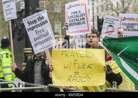 Londra, Regno Unito. 5 Dic, 2017. pro indipendenza catalana sostenitori dimostrato al di fuori di Downing Street per l'arrivo del primo ministro spagnolo Mariano Rajoy credito: amer ghazzal/alamy live news Foto Stock