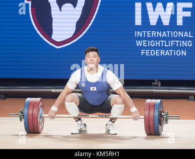 Anaheim, California, USA. 4° dic, 2017. HUIYEOP SEO, della Corea del Sud, si prepara per il sollevamento di strappo.------- Gli uomini del 90 gruppo A hanno gareggiato nella International federazione mondiale 2017 Campionati del Mondo martedì all'Anaheim Convention Center in Anaheim California. Credito: David Bro/ZUMA filo/Alamy Live News Foto Stock