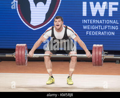 Anaheim, California, USA. 4° dic, 2017. VASILGEORGIEV GOSPODINOV, della Bulgaria, durante ha strappato il sollevamento.------- Gli uomini del 90 gruppo A hanno gareggiato nella International federazione mondiale 2017 Campionati del Mondo martedì all'Anaheim Convention Center in Anaheim California. Credito: David Bro/ZUMA filo/Alamy Live News Foto Stock