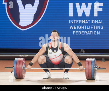 Anaheim, California, USA. 4° dic, 2017. RYUNOSUKE MOCHIDA, del Giappone, si prepara per il sollevamento di strappo.------- Gli uomini del 90 gruppo A hanno gareggiato nella International federazione mondiale 2017 Campionati del Mondo martedì all'Anaheim Convention Center in Anaheim California. Credito: David Bro/ZUMA filo/Alamy Live News Foto Stock