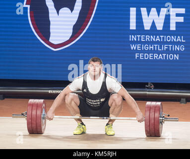 Anaheim, California, USA. 4° dic, 2017. VASILGEORGIEV GOSPODINOV, della Bulgaria, durante ha strappato il sollevamento.------- Gli uomini del 90 gruppo A hanno gareggiato nella International federazione mondiale 2017 Campionati del Mondo martedì all'Anaheim Convention Center in Anaheim California. Credito: David Bro/ZUMA filo/Alamy Live News Foto Stock