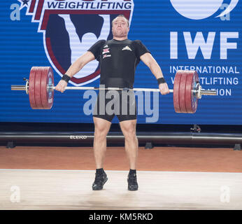 Anaheim, California, USA. 4° dic, 2017. ARTURS PLESNIEKS, di Latavia, durante lo strappo sollevamento.------- Gli uomini del 90 gruppo A hanno gareggiato nella International federazione mondiale 2017 Campionati del Mondo martedì all'Anaheim Convention Center in Anaheim California. Credito: David Bro/ZUMA filo/Alamy Live News Foto Stock