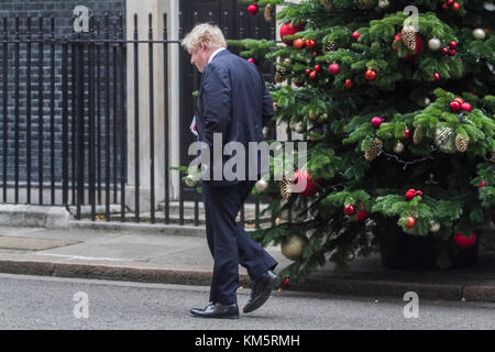 Londra, Regno Unito. 5 Dic, 2017. Segretario degli esteri britannico boris johnson lascia n. 10 di Downing Street alla fine del settimanale riunione del gabinetto credito: amer ghazzal/alamy live news Foto Stock