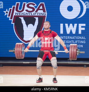 Anaheim, California, USA. 4° dic, 2017. IVAN EFREMOV, dell'Uzbekistan, durante lo strappo sollevamento.------- Gli uomini del 90 gruppo A hanno gareggiato nella International federazione mondiale 2017 Campionati del Mondo martedì all'Anaheim Convention Center in Anaheim California. Credito: David Bro/ZUMA filo/Alamy Live News Foto Stock