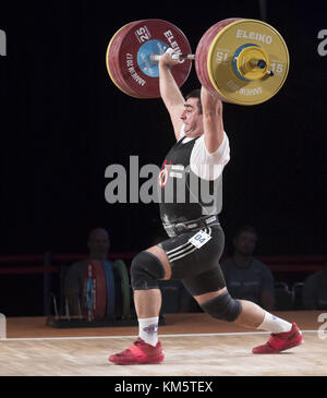 Anaheim, California, USA. 4° dic, 2017. SARGIS MARTIROSJAN, dell'Austria, durante la chiara e sollevamento del jerk.------- Gli uomini del 90 gruppo A hanno gareggiato nella International federazione mondiale 2017 Campionati del Mondo martedì all'Anaheim Convention Center in Anaheim California. Credito: David Bro/ZUMA filo/Alamy Live News Foto Stock