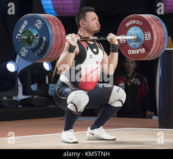 Anaheim, California, USA. 4° dic, 2017. RYUNOSUKE MOCHIDA, del Giappone, durante la chiara e sollevamento del jerk.------- Gli uomini del 90 gruppo A hanno gareggiato nella International federazione mondiale 2017 Campionati del Mondo martedì all'Anaheim Convention Center in Anaheim California. Credito: David Bro/ZUMA filo/Alamy Live News Foto Stock