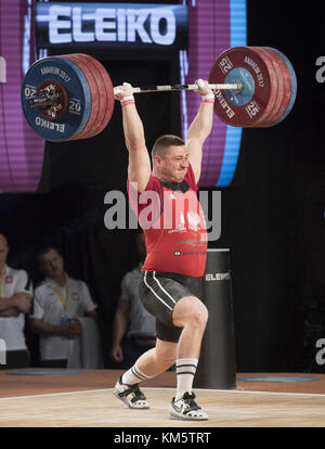 Anaheim, California, USA. 4° dic, 2017. ARKADIUSZ MICHALSKI, della Polonia, durante il chiaro e sollevamento del jerk.------- Gli uomini del 90 gruppo A hanno gareggiato nella International federazione mondiale 2017 Campionati del Mondo martedì all'Anaheim Convention Center in Anaheim California. Credito: David Bro/ZUMA filo/Alamy Live News Foto Stock