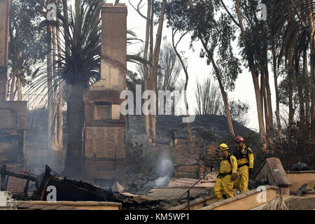 Santa Paula, California, Stati Uniti. 5 dicembre 2017. Nelle vicinanze del centro di Ventura si possono vedere case bruciate mentre il Thomas Fire brucia martedì. Immagine di credito: © Troy Harvey tramite ZUMA Wire) Foto Stock