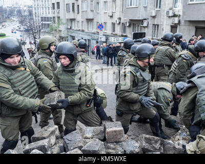 Kiev, Ucraina. 5 Dic, 2017. i soldati della guardia nazionale di Ucraina smantellare le barricate dal cemento. - L'ex governatore della regione di Odessa, Mikhail Saakashvili, è stato arrestato a Kiev il martedì, 5 dicembre 2017. I suoi sostenitori radunati presso la casa del politico che, dopo gli scontri con la polizia, è riuscito a respingere lui e insieme con lui è venuto alle pareti della Verkhovna Rada. l ex governatore della regione di Odessa, Mikhail Saakashvili, è stato arrestato a Kiev il martedì, 5 dicembre 2017. Credito: Igor golovnov/alamy live news Foto Stock