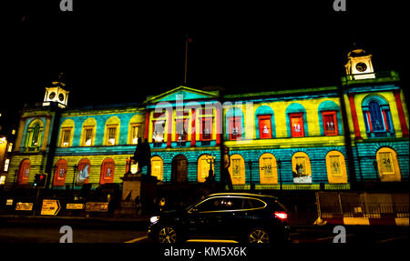 General Register House, Princes Street, Edimburgo, Scozia, Regno Unito, 5 dicembre 2017. Immagini dalla storia di Edimburgo da archivi di ambiente storico di Scozia, record nazionale della Scozia e la Biblioteca Nazionale di Scozia proiettata su 25 windows di Register House, ogni giorno una nuova finestra e un altro anno in Edinburgh il passato. La manifestazione è una collaborazione tra Underbelly e doppio prendere Productions Foto Stock