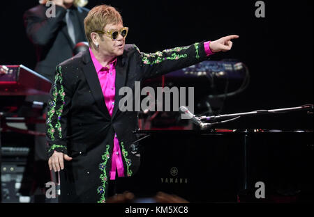 Amburgo, Germania. 5 dicembre 2017. Il musicista britannico Elton John è in piedi durante il suo concerto "Wonderful Crazy Night" alla Barclaycard Arena di Amburgo, Germania, il 5 dicembre 2017. Il concerto originale doveva svolgersi durante il summit del G20 ed è stato rinviato. Credito: Axel Heimken/dpa/Alamy Live News Foto Stock