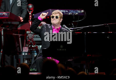 Amburgo, Germania. 5 dicembre 2017. Il musicista britannico Elton John si esibisce sul palco durante il suo concerto "Wonderful Crazy Night" alla Barclaycard Arena di Amburgo, Germania, il 5 dicembre 2017. Il concerto originale doveva svolgersi durante il summit del G20 ed è stato rinviato. Credito: Axel Heimken/dpa/Alamy Live News Foto Stock