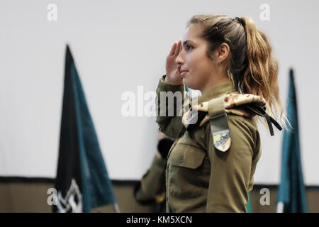 Latrun, Israele. 5 Dic, 2017. 13 femmina soldati idf serbatoio diplomati della formazione degli equipaggi in occasione di una cerimonia che si terrà a yad lashiryon, i corpi corazzati memoriale a latrun. Queste sono le prime donne a servire in corpi corazzati come parte di un programma pilota. Dopo aver concluso la formazione del serbatoio sul merkava mark 3 serbatoi, femmina soldati sono destinati a servire in dell'esercito ottantesimo divisione, responsabile per il sud del Negev e arava deserti, fissando dei confini di Israele con Egitto e Giordania. Credito: nir alon/alamy live news Foto Stock